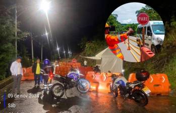 Paso restringido en la vía hacia Santa Elena por derrumbe presentado en la noche del sábado 9 de noviembre. FOTO: Redes sociales y El Colombiano