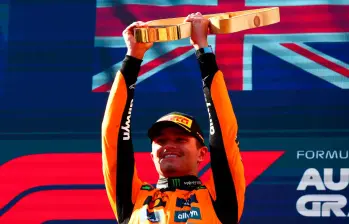 El británico Lando Norris de McLaren celebra su victoria en el Gran Premio de Austria de Fórmula 1, en el circuito Red Bull Ring. FOTO TOMADA @F1