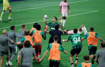 Vasilije Adžić y su equipo celebran el gol que le dio al Sassuolo la victoria sobre Juventus en el minuto 94. FOTO: X-Sassuolo