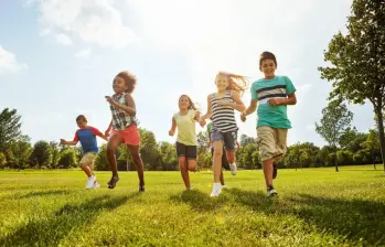 Los expertos recomiendan al menos dos horas diarias de exposición al aire libre para retrasar la miopía juvenil. FOTO: Shutterstock