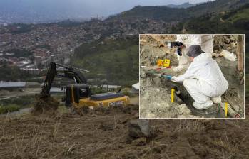 Adelante, miembros de la Unidad de Búsqueda de personas dadas por desaparecidas en La Escombrera. Atrás, reinicio de excavaciones en esta zona de la comuna 13. Foto: Manuel Saldarriaga Quintero y EL COLOMBIANO