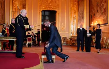 David Beckham, el rey Carlos y la familia del exfutbolista durante la ceremonia que se llevó a cabo en el castillo de Windsor. FOTO: Tomada de X @davidbeckham