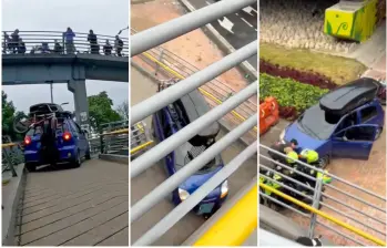 A plena luz del día y ante la mirada atónita de los peatones, el conductor de un Chevrolet Spark azul intentó atravesar un puente peatonal en Bogotá. FOTO: Captura de video de redes sociales @PasaenBogota