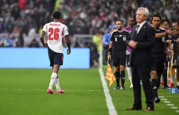 Jarell Quansah salió expulsado en el estadio Ciudad de México tras una dura entrada contra Jesús Gallardo, del combinado mexicano. Foto: Xinhua