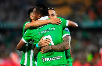 Alfredo Morelos y Cristian Arango celebran en la victoria de Atlético Nacional sobre Alianza en el Atanasio Girardot. FOTO: CAMILO SUÁREZ