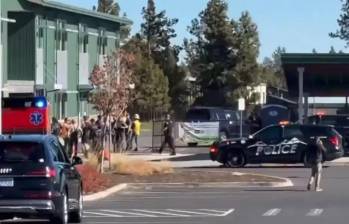 Un joven de 16 años irrumpió en el colegio, quitándole la vida a tres niños y a un profesor, antes de ser encarado y abatido por un residente local. FOTO: Captura de video de redes sociales de @polymarketenesp.