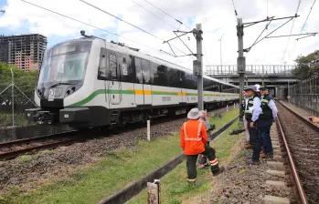 La suspensión del servicio en las estaciones del sur del valle de aburrá, de la línea A, sucedió debido al daño en una catenaria que abastece de energía al metro entre Aguacatala y La Estrella. Foto: Cortesía