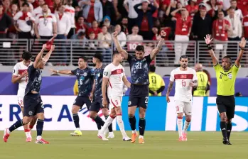 A la paraguaya: sufriendo, aguantando y con el corazón en la mano. Los hombres de Gustavo Alfaro firmaron una página heroica en Santa Clara al derrotar 1-0 a Turquía gracias a un tempranero gol de Matías Galarza. FOTO: Tomada de redes sociales @Albirroja