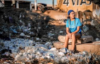 La bogotana Sara Samaniego es la mente creativa y el rostro detrás de Marce la Recicladora, el influyente personaje que educa sobre reciclaje, manejo adecuado de residuos y cuidados esenciales para el medio ambiente.FOTO CORTESÍA.