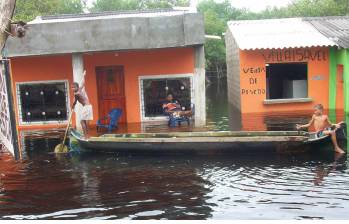 El Gobierno lleva ayudas humanitarias a las familias damnificadas por la temporada de lluvias en el departamento del Chocó. Foto: Colprensa 