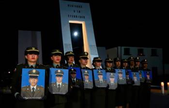Homenaje a las 22 Victimas y a sus familiares en cabeza del ministro de Defensa Iván Velázquez y el director de la Policía William Salamanca. FOTO COLPRENSA