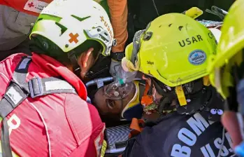 El operativo duró más de 50 horas y requirió cambiar la estrategia por el riesgo estructural. FOTO: AFP
