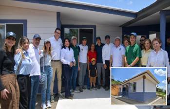 Doña Luz, de rojo, junto a varios de los directivos de las entidades que participan en Adopta Un Hogar. Abajo como quedó la casa terminada y dotada. FOTO: Cortesía