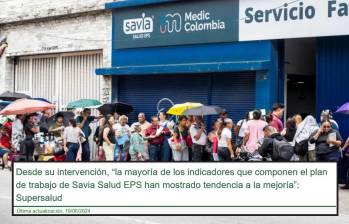 Usuarios de Savia Salud hacen fila en una de las sedes de la entidad buscando obtener sus servicios médicos. FOTO: Jaime Pérez