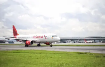 El retorno se dio tras el aviso de una alerta técnica detectada en el motor izquierdo de la aeronave. Colprensa. 