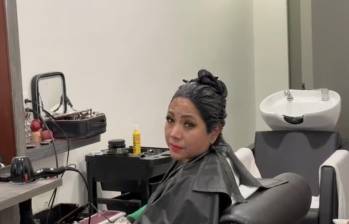 Hay polémica en México por un video de una congresista tiñéndose el cabello en un salón de belleza ubicado dentro del Senado mexicano. FOTO: Tomada de redes sociales (X) 