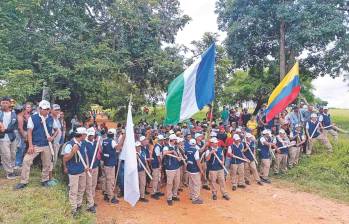 Los campesinos de Buenavista (Córdoba) vieron desfilar una caravana oficial y acudieron a “La Argentina” para entender qué pasaba. Al llegar, encontraron que el predio era entregado a personas “forasteras”. FOTO cortesía