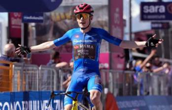 El danés Jonas Vingegaard celebra su victoria en la etapa 14 del Giro de Italia, asumiendo además el liderato de la competencia. FOTO GETTY