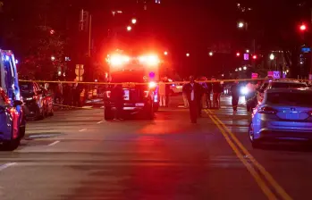 El lugar donde dos empleados de la embajada de Israel fueron asesinados en Washington D. C., Estados Unidos. Tras el ataque, el primer ministro israelí, Benjamin Netanyahu, ordenó reforzar la seguridad de las misiones diplomáticas de su país en todo el mundo. FOTO: Xinhua