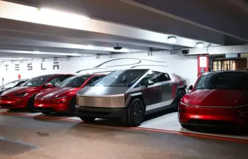 La decisión se tomó luego de que la National Highway Traffic Safety Administration (NHTSA) detectó un retraso en la activación de la cámara trasera. FOTO: Tesla