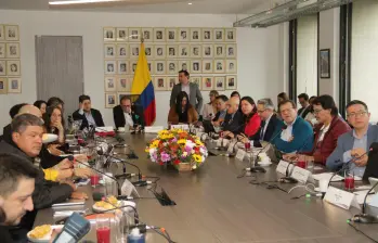 Con las propuestas a punto de hacerse públicas y el plazo corriendo hasta el 15 de diciembre, el pulso por el salario mínimo de 2026 entra en su tramo más crítico. FOTO: MinTrabajo.