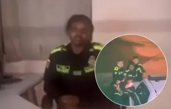 En medio de una revista, un oficial le llamó la atención a una patrullera porque según él, ella no estaba peinada. Foto: captura de video redes sociales