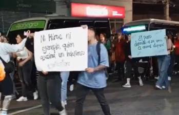 Habitantes de Rionegro realizaron protestas con carteles tras la muerte del perro “Tigre” durante un procedimiento policial. Foto: captura de video