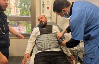 Tras ser liberado por la policía israelí, Hamdan Ballal fue trasladado a un hospital donde recibe asistencia médica. FOTO: Tomada de X @basel_adra