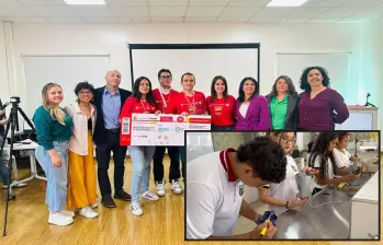 Adelante, estudiantes del colegio Comercial de Envigado. Atrás, premiación por parte de la Fundación Terpel. FOTO: Cortesía.