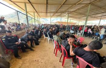 Se conocieron las primeras imágenes de los 28 policías y el militar del Ejército que fueron secuestrados en corregimiento de El Plateado, Argelia, Cauca. FOTO: Tomada de redes sociales 