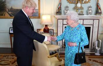 Uno de tantos encuentros entre el exprimer ministro Boris Johnson y la reina Isabel II, ya que trabajaron juntos entre 2019 y 2022. FOTO: GETTY