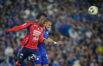 El encuentro entre dos de los equipos que no han conseguido su primera victoria del año en el torneo se ha visto afectado por las lluvias. La cancha en la que juegan está en malas condiciones. Foto: Camilo Suárez