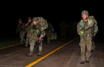 Los 33 militares aterrizaron en la noche de este 28 de agosto en Guaviare, después de tres días secuestrados. FOTO CORTESÍA 