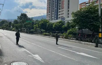 Cerca de las 3:30 de la tarde y dentro de las revisiones y monitoreos que hace el Ejército, se generó una alerta por una maleta abandonada en el sector, aseguró el alcalde de Medellín. FOTO: REDES SOCIALES