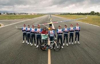 Nueve ciclistas rodaron a una velocidad de 54 km/h para impulsar una avioneta. Foto: @RBH_ProCycling