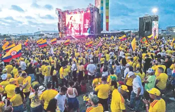El presidente electo decidió hacer su cierre de campaña en la capital del Atlántico. Antes de su discurso, hizo una caravana por la ciudad en un vehículo con una cabina blindada. Foto: Colprensa