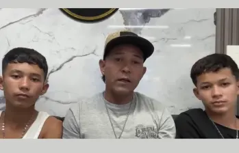 A los lados, los hermanos Winder y Deivi; en el centro su padre, Deivid. Foto: Captura de video