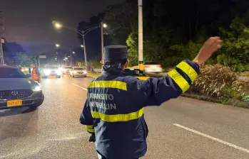 Una agente de Tránsito realizando controles viales sobre la Avenida Las Palmas. FOTO: Cortesía Alcaldía de Medellín