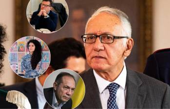 De arriba a abajo: Hollman Morris, director de RTVC; la ministra de Cultura, Yannai Kadamani; y el ministro de Trabajo, Antonio Sanguino. Atrás: Guillermo Jaramillo, ministro de Salud. Foto: El Colombiano.