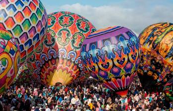 Miles de globos de colores llenaron el cielo de Indonesia durante las festividades del Eid al-Fitrfestival que marca el final del mes sagrado de ayuno para los musulmanes. Foto: GETTY