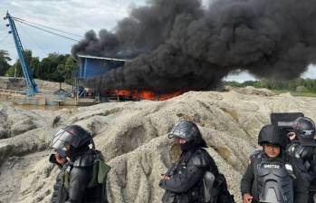 Maquinaria usada para minería ilegal fue incendiada durante la operación Aquiles en El Bagre, Antioquia. Foto: Abelardo de la Espriella