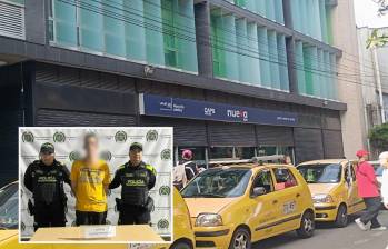 Adelante, el agresor detenido. Atrás, en este punto del barrio Guayabal se dio el ataque contra el médico. FOTO: Cortesía