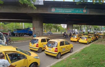 Un alto porcentaje de los habitantes de Medellín prefiere pedir el servicio de taxi a través de aplicaciones. FOTO: EL COLOMBIANO 