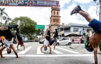 Los bailarines se ubican casi que diario en los semáforos de El Poblado en Medellín. FOTO: Jaime Pérez