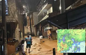 Adelante, las fuertes lluvias que se extendieron hasta la madrugada de este lunes. Atrás, uno de los sectores de Itagüí inundado por las precipitaciones. FOTO: Cortesía.