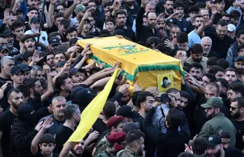 Haitham Ali Tabatabai, líder militar de Hezbolá, fue enterrado este lunes tras ser bombardeado por Israel en Beirut, Líbano. Foto: Getty Images