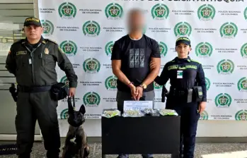El detenido junto a la droga incautada tras el operativo policial. FOTO: Cortesía