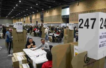 El Ministerio de Defensa reportó que al 9 de marzo se incautaron más de $3.800 millones relacionados con la compra de votos, en 56 operativos (ver infografía) que dejaron además 53 capturas. Foto: Colprensa. 