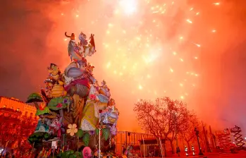 La Cremà es uno de los momentos más emotivos de las Fallas, donde la tristeza por la pérdida de las obras de arte se mezcla con la alegría de celebrar la llegada de la primavera. Foto: AFP