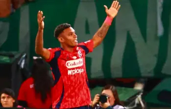 Brayan León el delantero bolivarense que cumplió el sueño de ser profesional sin olvidarse de sus amigos y la promesa de ayudarlos a salir adelante. FOTO MANUEL SALDARRIAGA 